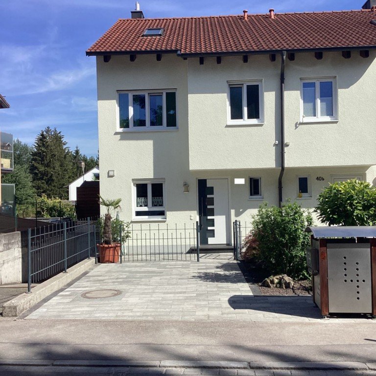 Haus Vorderseite Olching Reihenendhaus Sparsames, sonniges Reiheneckhaus in zentraler Lage