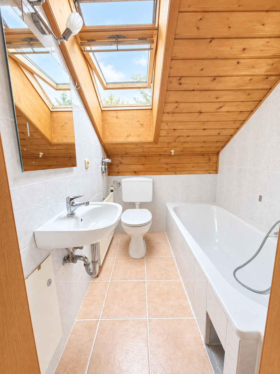 Badezimmer KI generiert Dachgeschosswohnung Gro�karolinenfeld