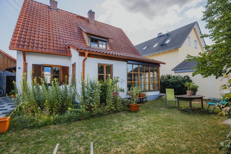 Hausansicht Emmering Einfamilienhaus Charmantes Einfamilienhaus in ruhiger Lage, ideal f�r Familien, mit gro�em Grundst�ck und reichlich Ausbaupotenzial.