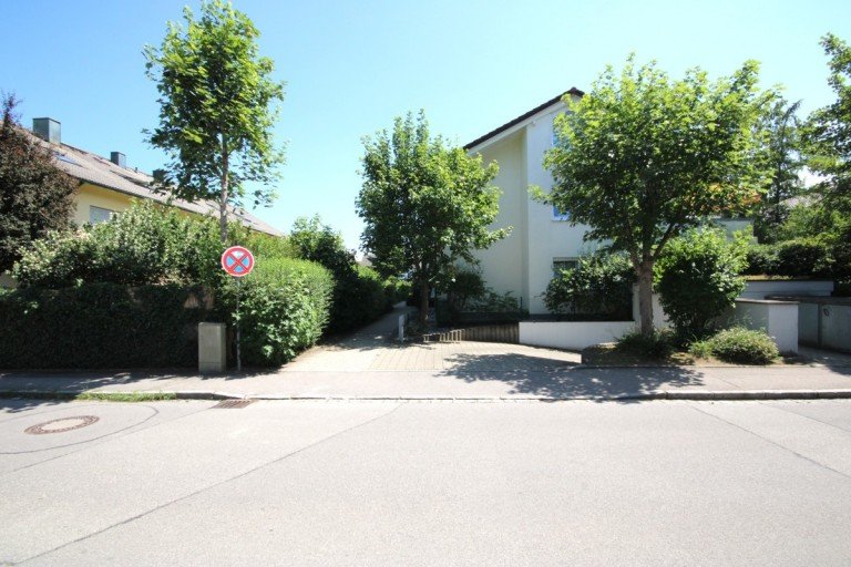 Privater Gehweg Gilching Erdgeschosswohnung Traumhafte 2- Zimmer- Gartenwohnung in ruhiger Lage