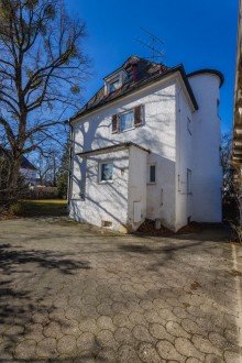 Haus Ostansicht Rarit�t! Renovierungsbed�rftiges Haus auf einem Grundst�ck von 980 m� mit Einliegerwohnung