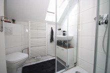 Badezimmer DG Freistehendes Mehrfamilienhaus mit vier Wohneinheiten und baldiger U-Bahn-Anbindung in direkter N�he.