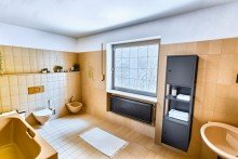 Badezimmer KI generiert  Familienidyll mit sonnigem Garten - bald mit U-Bahn-Anbindung in Reichweite