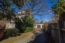 Einfahrt Rarit�t! Renovierungsbed�rftiges Haus auf einem Grundst�ck von 980 m� mit Einliegerwohnung