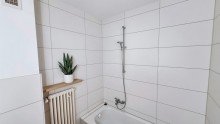 Badezimmer KI Bild Top Investment: Mehrfamilienhaus mit 6 Wohnungen in ruhiger Lage