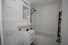 Badezimmer Komplett renoviertes, m�bliertes 1-Zimmer-Apartment mit Alpenblick.