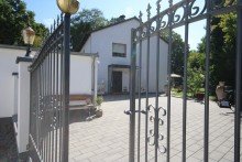Hauseingang  Familienidyll mit sonnigem Garten - bald mit U-Bahn-Anbindung in Reichweite