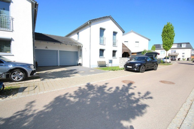 Hausansicht Altom�nster Einfamilienhaus Modernes Einfamilienhaus mit niedrigem Energieverbrauch in einer ruhigen Lage.