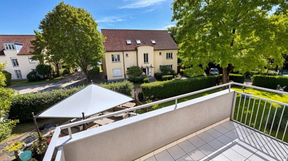 Balkon KI Bild Mehrfamilienhaus Planegg