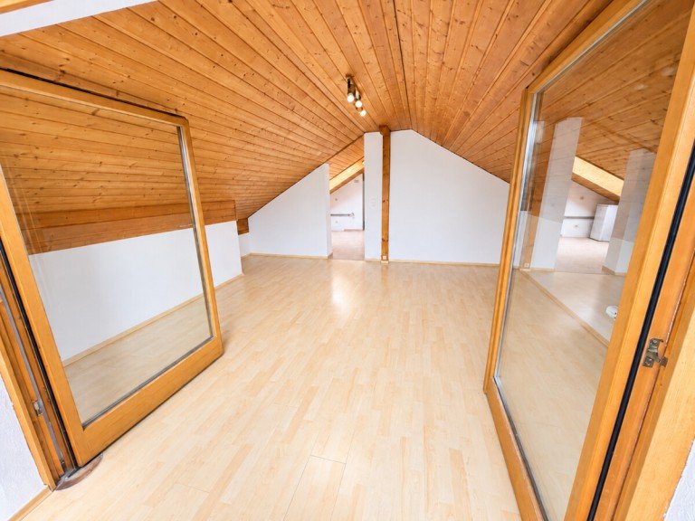 Wohnbereich KI generiert Gro�karolinenfeld Dachgeschosswohnung 2-Zimmer-Wohnung f�r Eigennutzer oder Kapitalanleger
