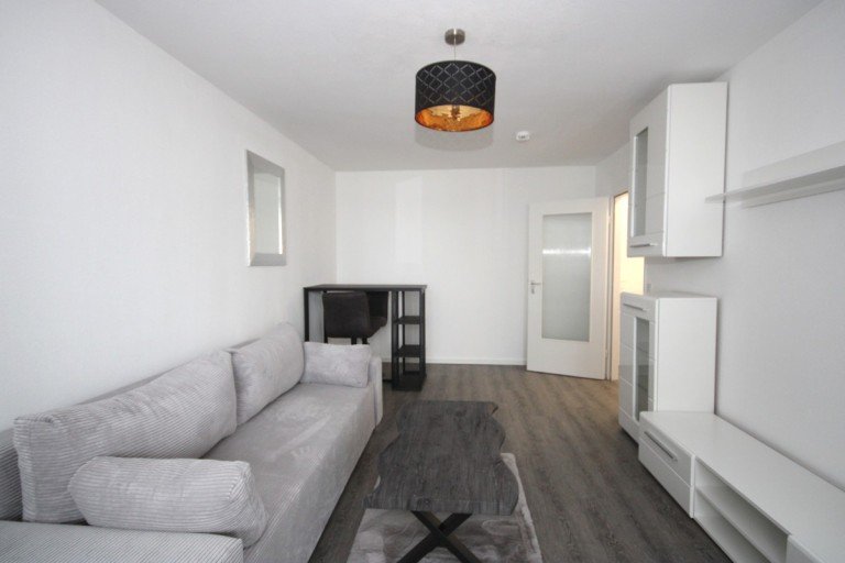 SE-Immobilien M�nchen Etagenwohnung Komplett renoviertes, m�bliertes 1-Zimmer-Apartment mit Alpenblick.