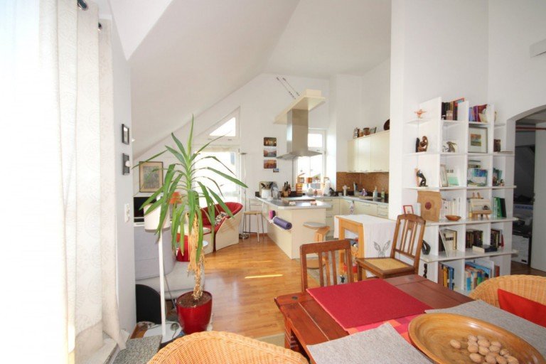 SE Immobilien M�nchen Dachgeschosswohnung Wundersch�ne Drei- Zimmer Wohnung mit einem Balkon in ruhiger Lage