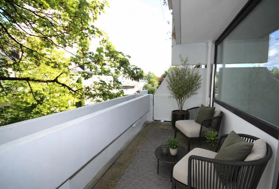 Balkon KI generiert Etagenwohnung M�nchen