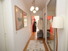 Flur / KI Bild lichtdurchflutete 2-Zimmer Wohnung mit zwei Balkonen