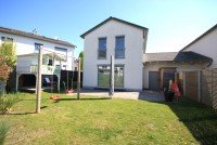 Bild (ba95ab475aefb65e5d0b55363ff9dcaf): Modernes Einfamilienhaus mit niedrigem Energieverbrauch in einer ruhigen Lage.