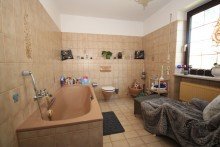 Badezimmer  Familienidyll mit sonnigem Garten - bald mit U-Bahn-Anbindung in Reichweite