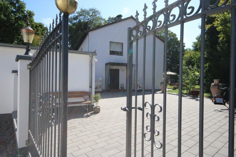 Hauseingang Planegg / Martinsried Einfamilienhaus Familienidyll mit sonnigem Garten - bald mit U-Bahn-Anbindung in Reichweite