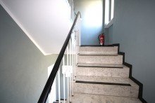 Treppenhaus Freistehendes Mehrfamilienhaus mit vier Wohneinheiten und baldiger U-Bahn-Anbindung in direkter N�he.
