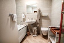 Badezimmer KI generiert lichtdurchflutete 2-Zimmer Wohnung mit zwei Balkonen