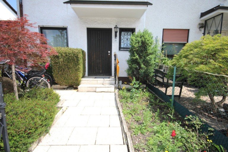 Eingang M�nchen / Kleinhadern Reiheneckhaus Zentral gelegenes Reiheneckhaus mit sonnenverw�hntem Garten