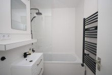 Bedezimmer Komplett renoviertes, m�bliertes 1-Zimmer-Apartment mit Alpenblick.