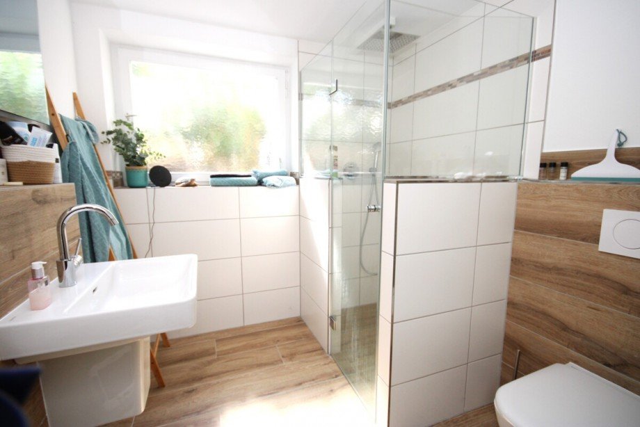 Badezimmer Souterrainwohnung Mehrfamilienhaus Planegg